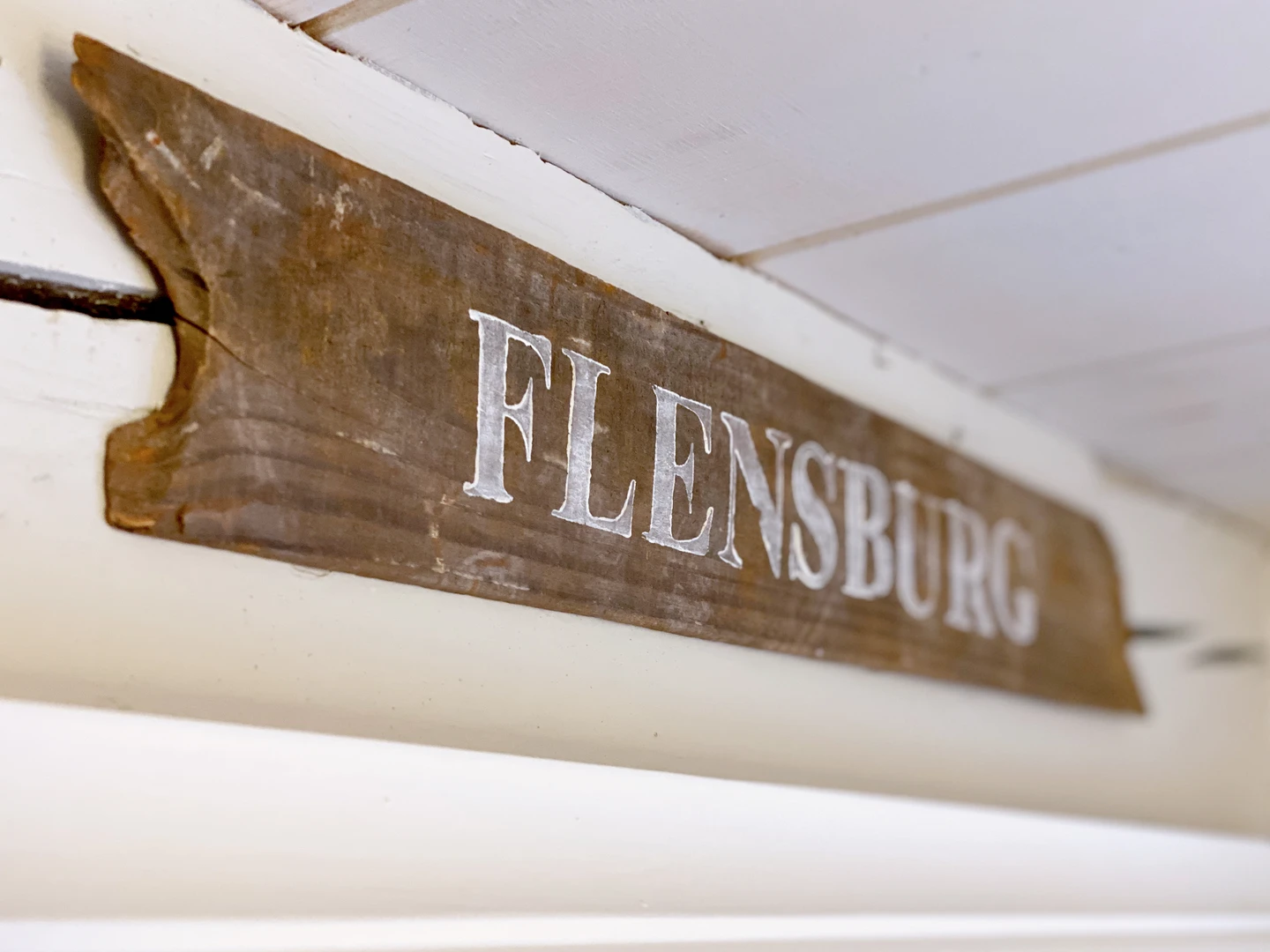 Detail Dekobrett mit Aufschrift Flensburg