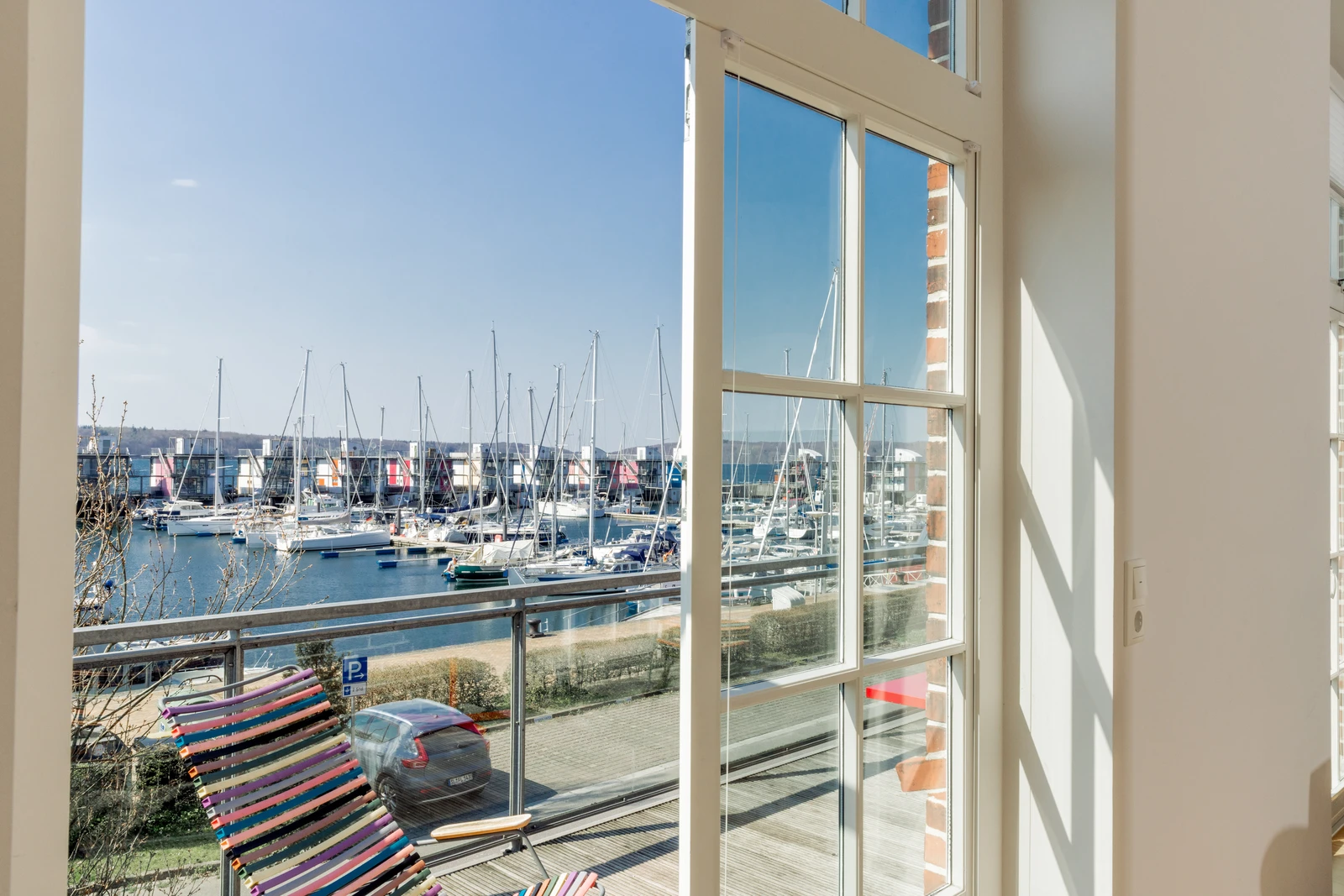 Blick durch Balkontür auf Marina Sonwik und Wasserhäuser