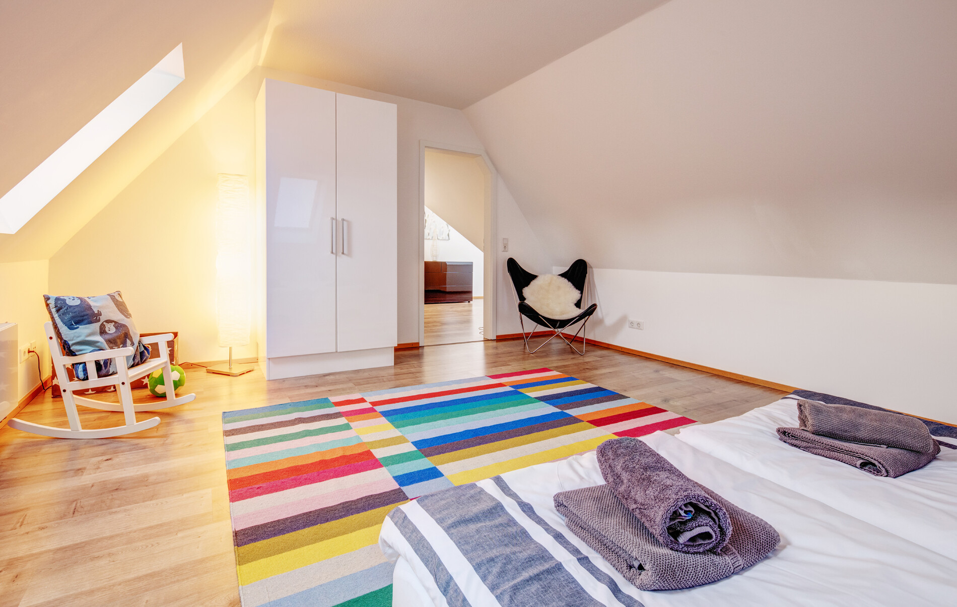 Schlafzimmer im geräumigen Spitzboden der Ferienwohnung Seestern