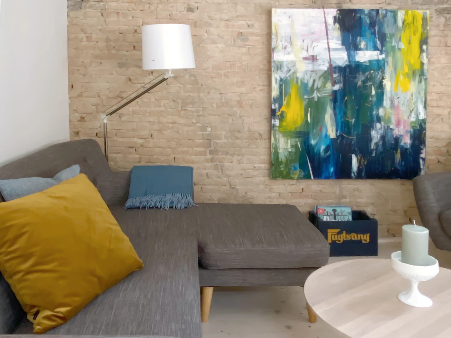 Graues Sofa und Gemälde
