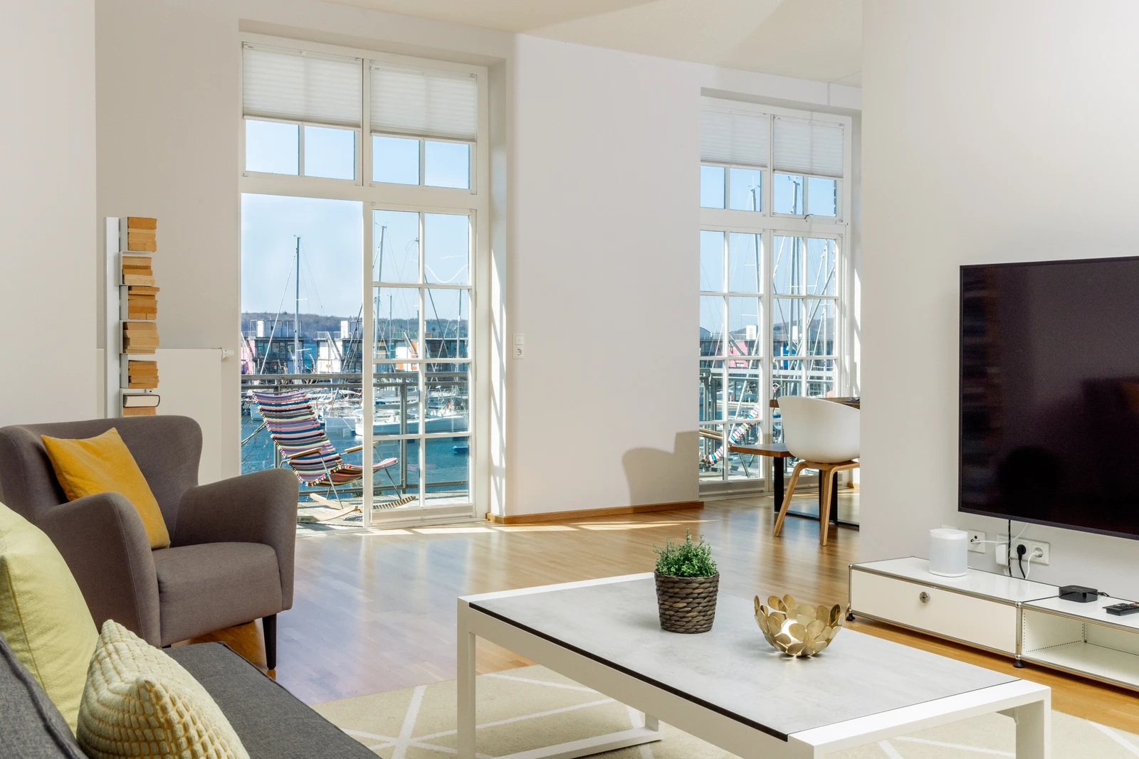 Fenster und Sofa im Wohnzimmer der Ferienwohnung Strandmuschel