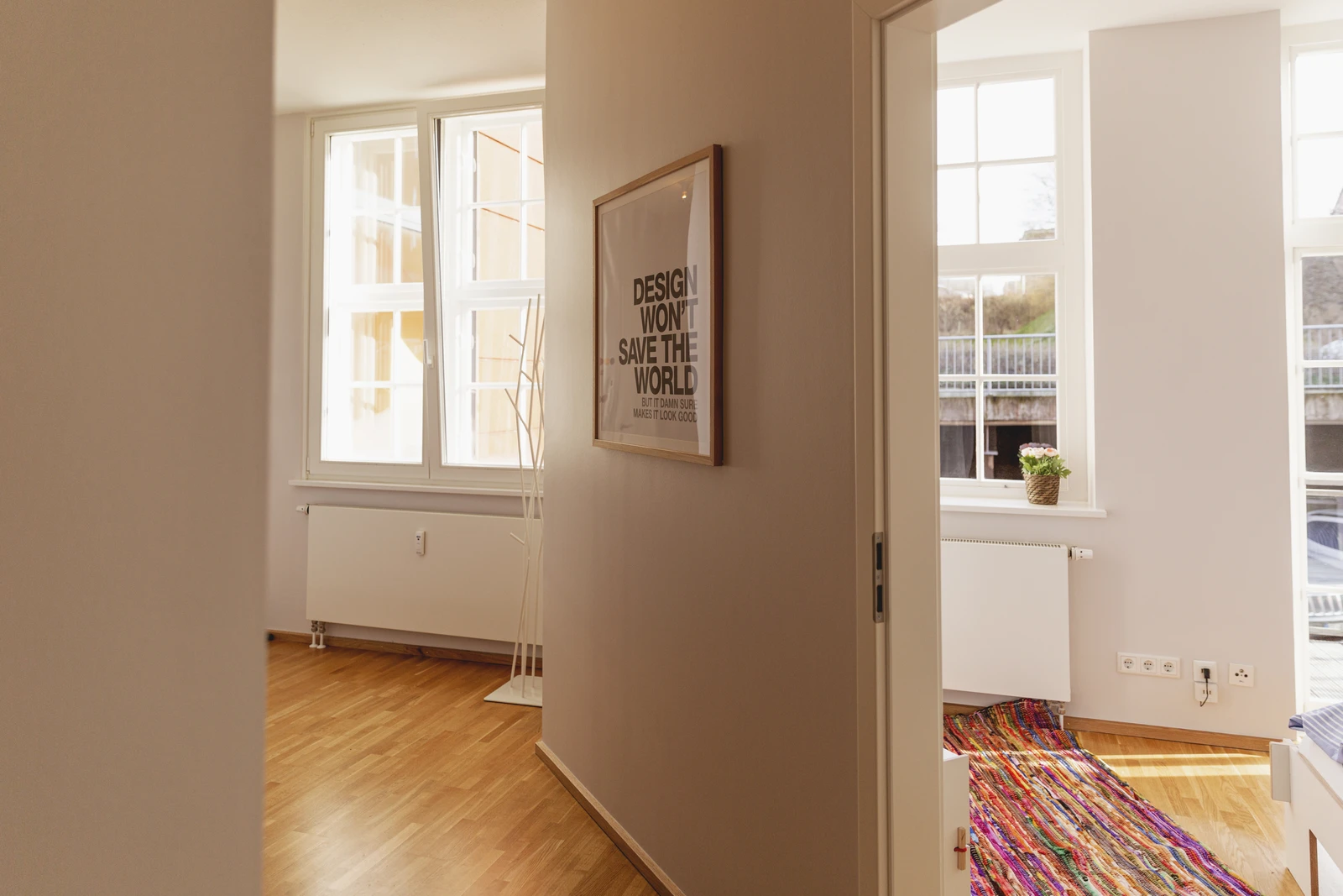 Schräger Flur mit Fenster und Blick in Kinderzimmer