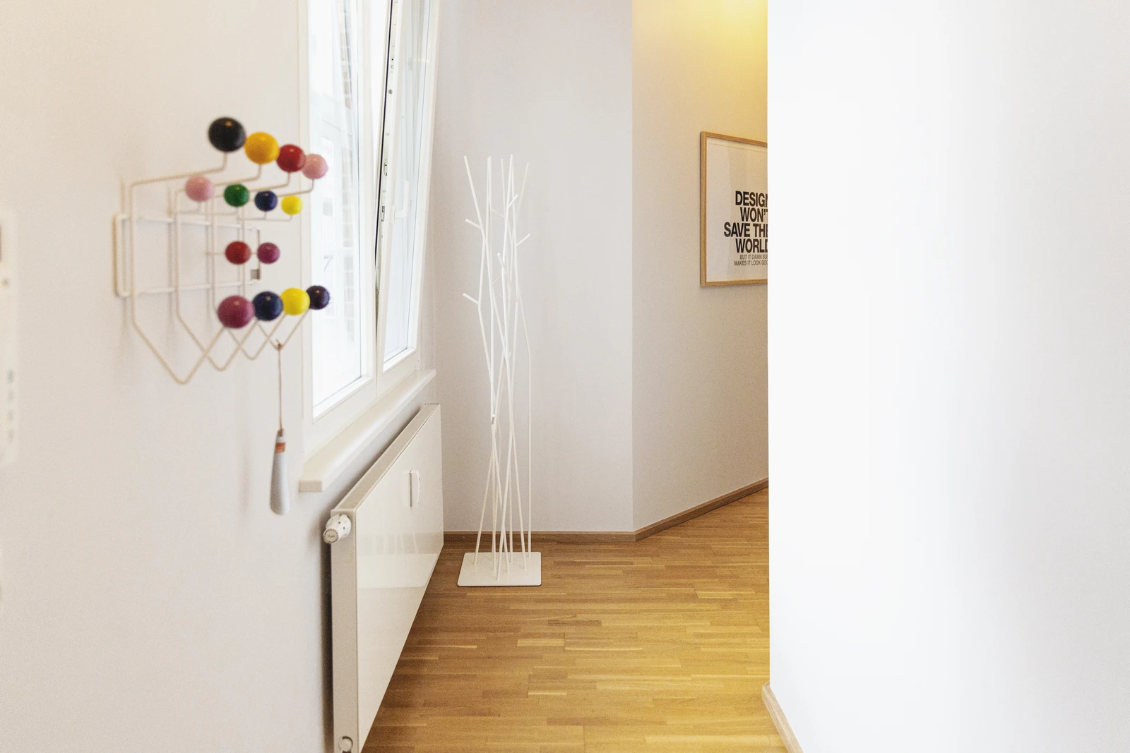 Garderobenhaken im Flur mit Fenster