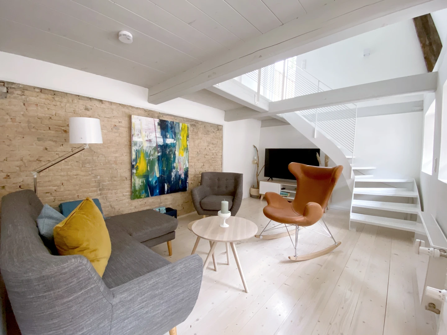 Wohnbereich im Ferienhaus Große 73 mit grauem Sofa und Sesseln